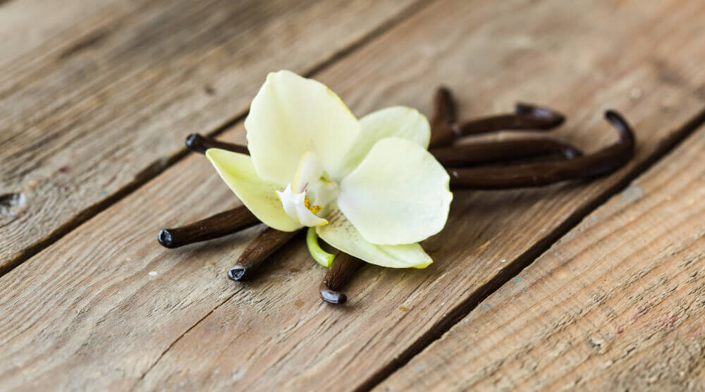 dried-vanilla-pods-vanilla-orchid-wooden-table (1)